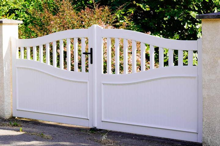 Nous fabriquons des portails en aluminium résistants.